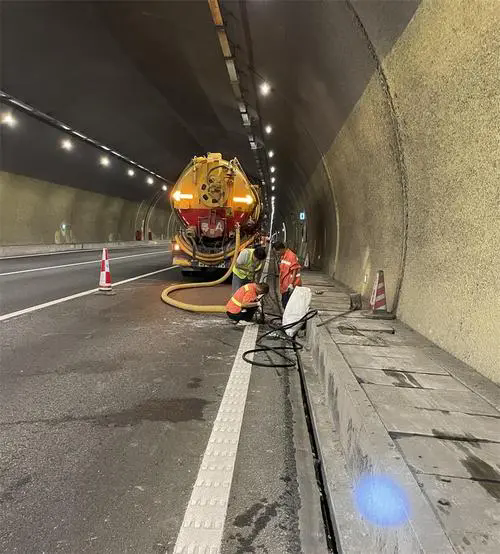 钟祥隧道排水渠清淤